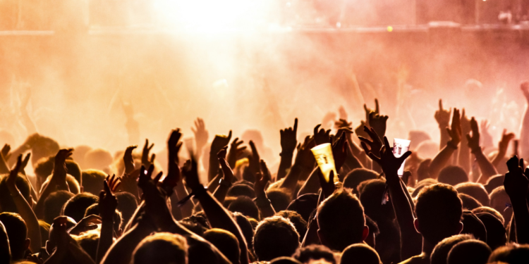 Multidão em festival de música ao vivo - Rock in Rio 2026