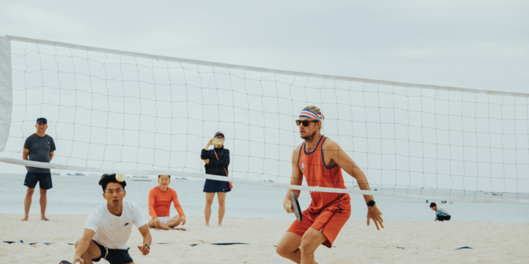 Melhores destinos para praticar beach tennis no Brasil