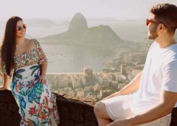 Casal romântico em destino turístico no Brasil para o Dia dos Namorados