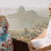 Casal romântico em destino turístico no Brasil para o Dia dos Namorados