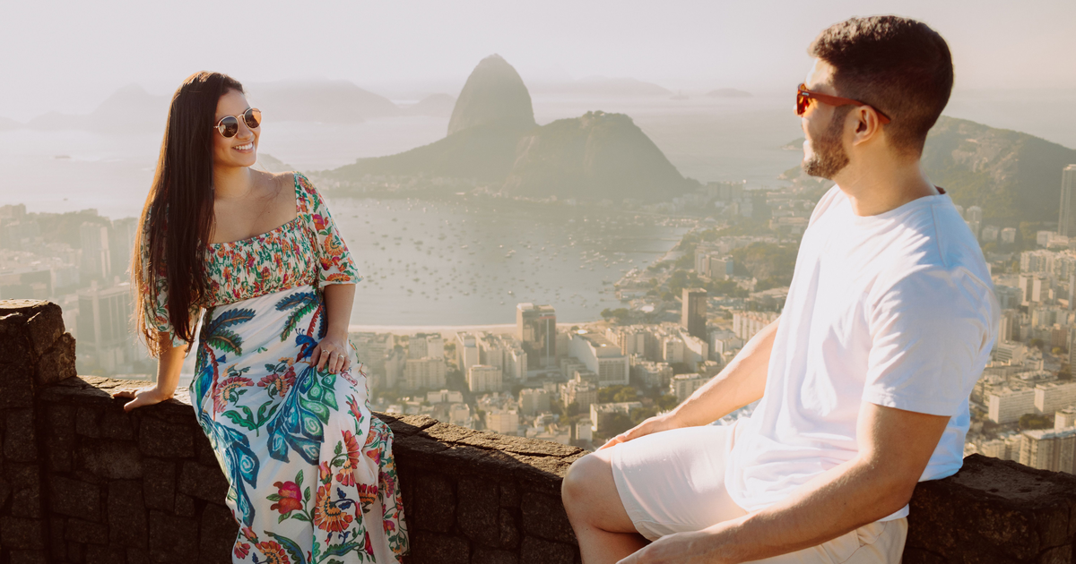 Casal romântico em destino turístico no Brasil para o Dia dos Namorados