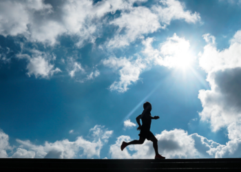 Pessoa correndo ao ar livre no Brasil - dicas para iniciantes na corrida