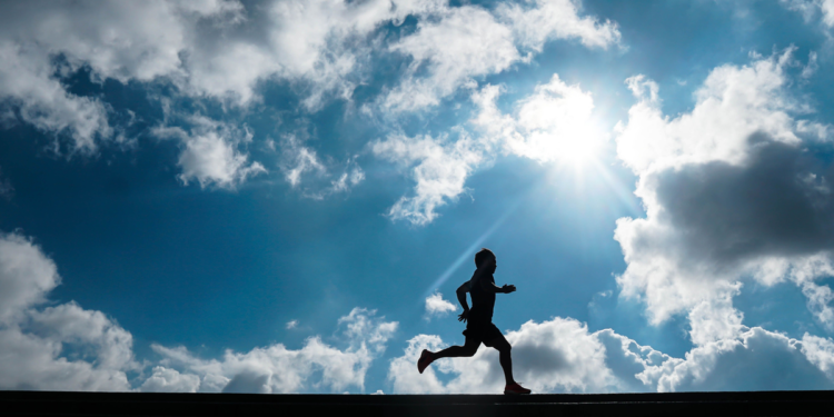 Pessoa correndo ao ar livre no Brasil - dicas para iniciantes na corrida