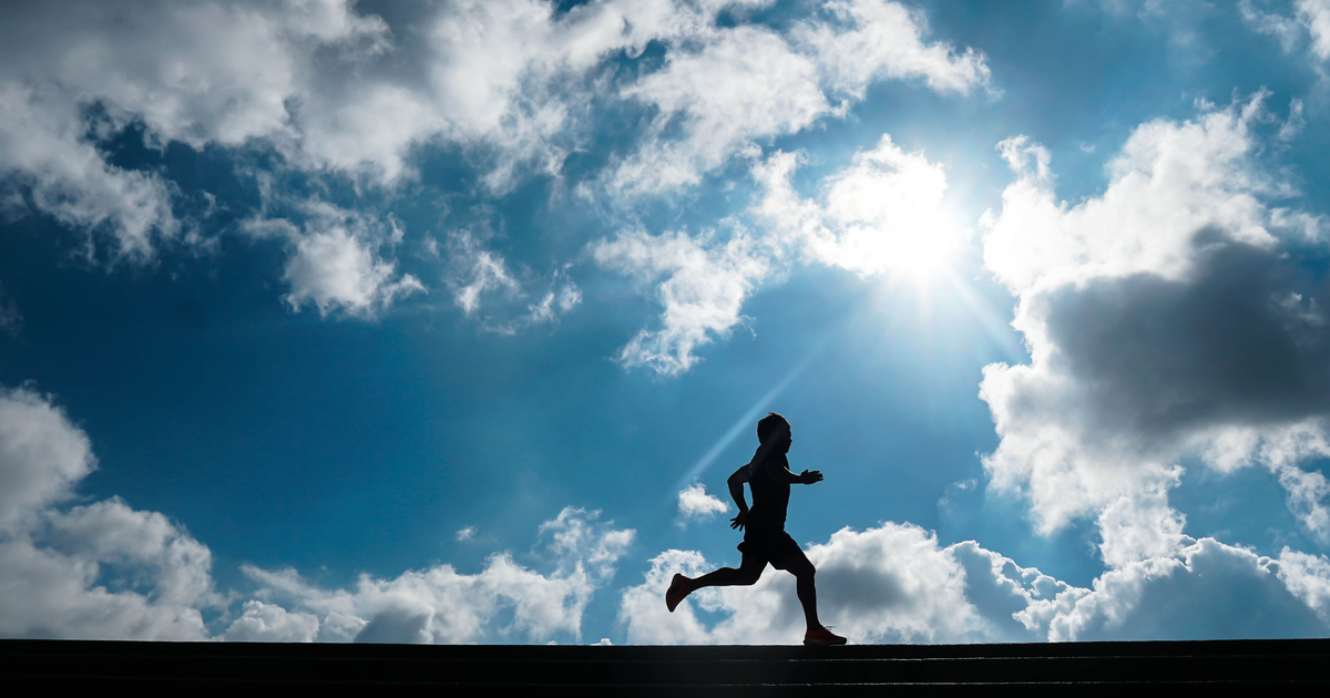 Pessoa correndo ao ar livre no Brasil - dicas para iniciantes na corrida