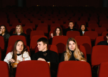 Pessoas assistindo filmes no cinema em julho de 2026