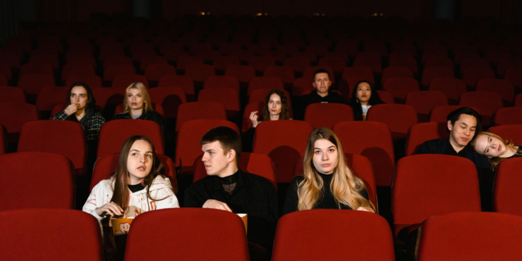 Pessoas assistindo filmes no cinema em julho de 2026