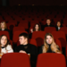 Pessoas assistindo filmes no cinema em julho de 2026