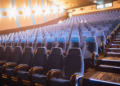 Sala de cinema com poltronas vermelhas e tela grande - filmes mais esperados de junho 2026