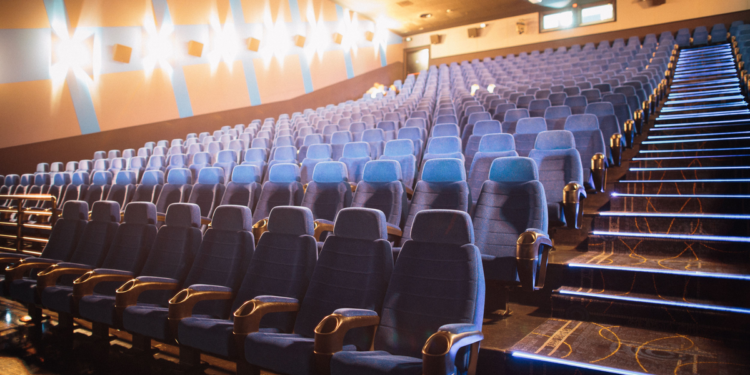 Sala de cinema com poltronas vermelhas e tela grande - filmes mais esperados de junho 2026
