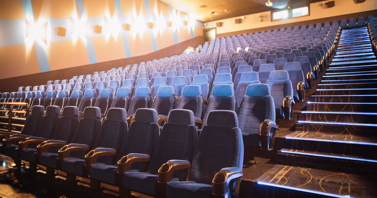 Sala de cinema com poltronas vermelhas e tela grande - filmes mais esperados de junho 2026