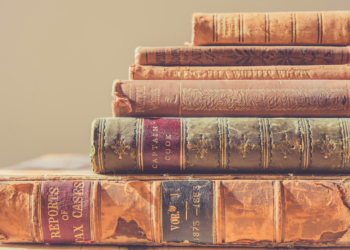 Pilha de livros - Top 10 Livros Mais Vendidos no Brasil em 2026