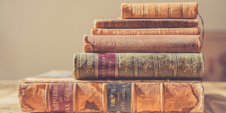 Pilha de livros - Top 10 Livros Mais Vendidos no Brasil em 2026
