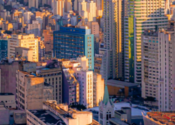 Vista aérea de cidade brasileira ao pôr do sol - melhores cidades para morar no Brasil