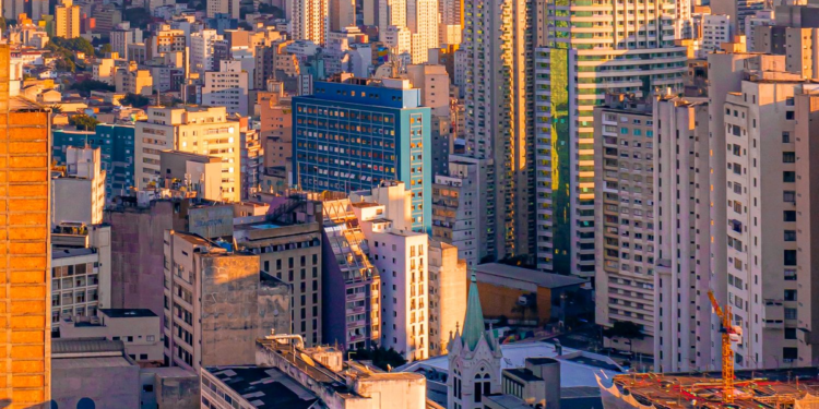 Vista aérea de cidade brasileira ao pôr do sol - melhores cidades para morar no Brasil