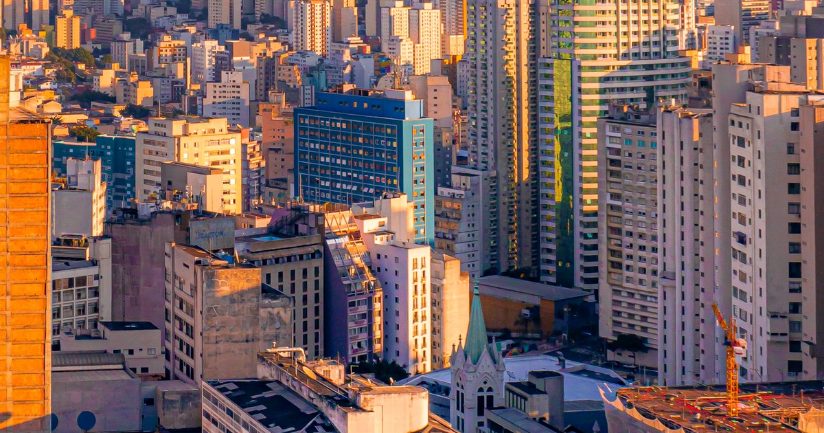 Vista aérea de cidade brasileira ao pôr do sol - melhores cidades para morar no Brasil