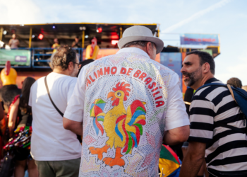 Festival de música brasileiro com multidão animada - músicas mais tocadas no Brasil em 2026