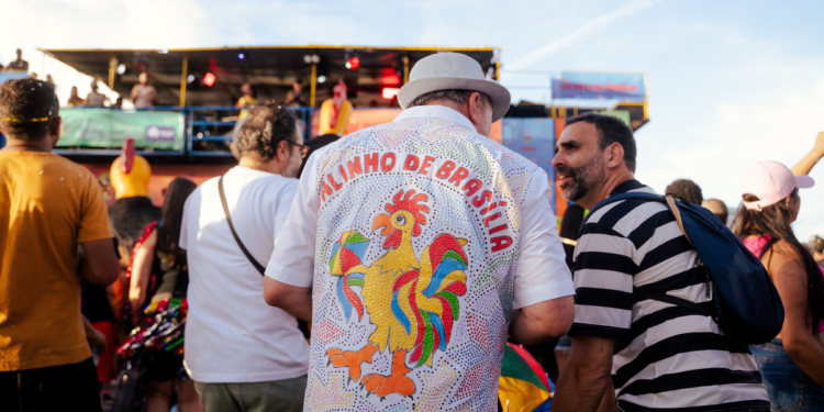 Festival de música brasileiro com multidão animada - músicas mais tocadas no Brasil em 2026