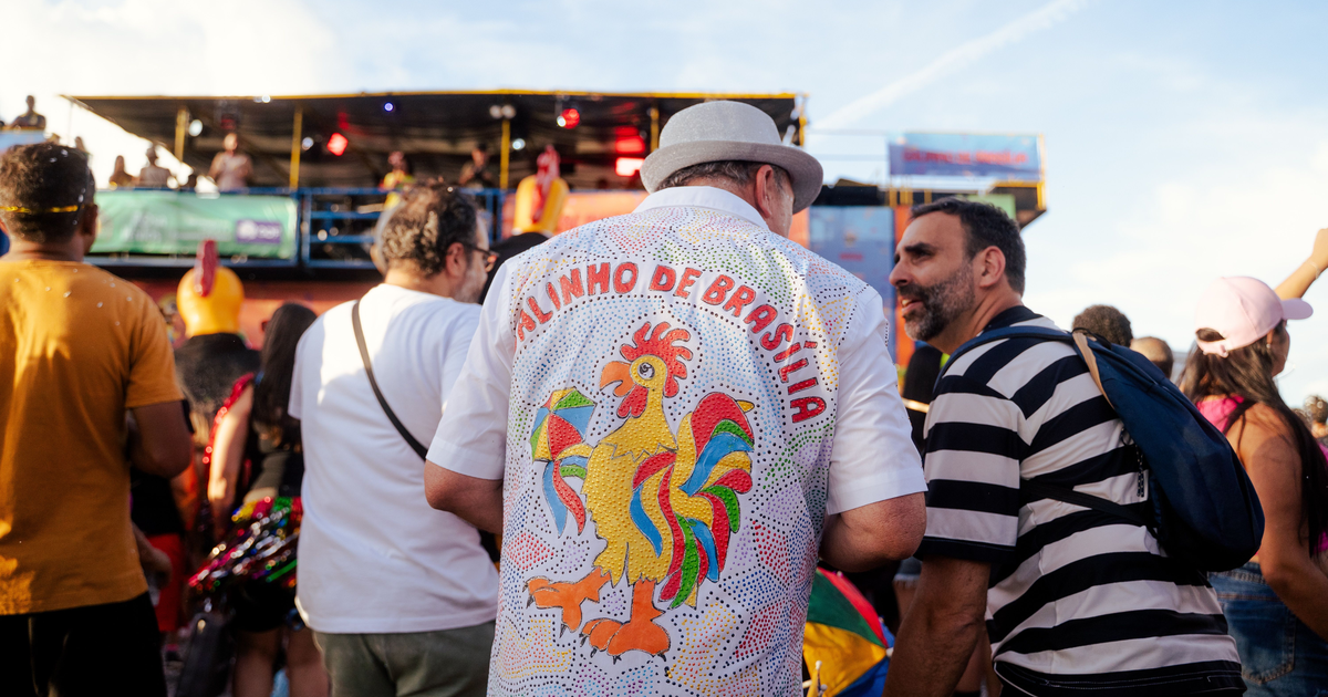 Festival de música brasileiro com multidão animada - músicas mais tocadas no Brasil em 2026