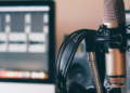 Microfone de podcast em estúdio profissional representando os podcasts mais ouvidos no Brasil em 2026