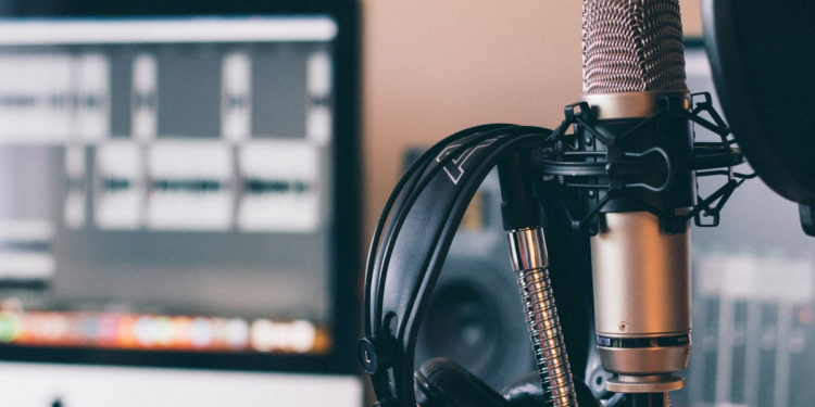 Microfone de podcast em estúdio profissional representando os podcasts mais ouvidos no Brasil em 2026
