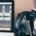 Microfone de podcast em estúdio profissional representando os podcasts mais ouvidos no Brasil em 2026