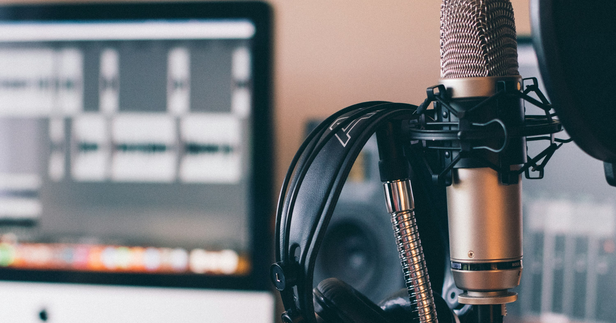 Microfone de podcast em estúdio profissional representando os podcasts mais ouvidos no Brasil em 2026