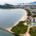 Praia tropical brasileira com águas cristalinas e vegetação exuberante