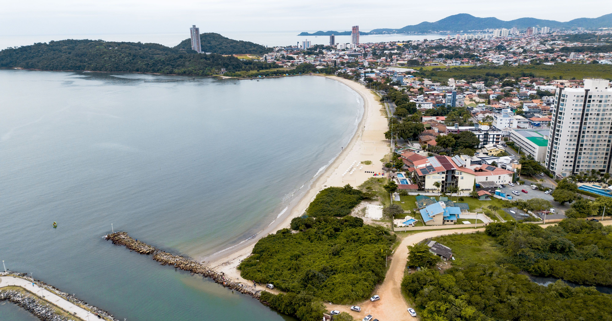 Praia tropical brasileira com águas cristalinas e vegetação exuberante