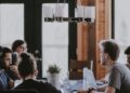 Profissionais em ambiente de trabalho moderno representando as profissões mais promissoras do Brasil em 2026
