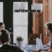 Profissionais em ambiente de trabalho moderno representando as profissões mais promissoras do Brasil em 2026