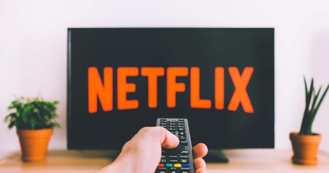 Pessoa assistindo séries no streaming em 2026
