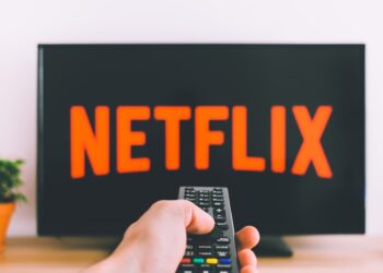 Pessoa assistindo séries no streaming em 2026