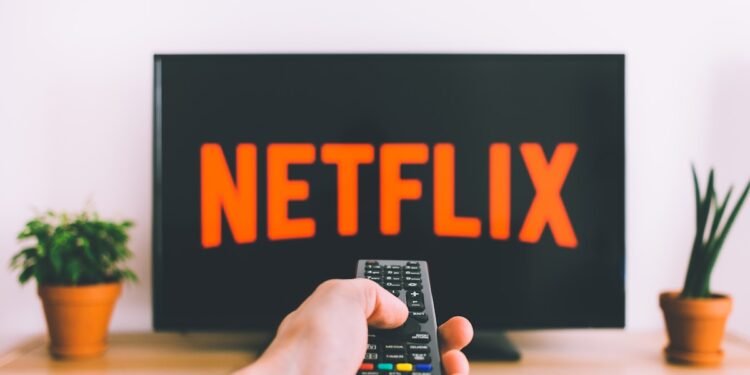 Pessoa assistindo séries no streaming em 2026