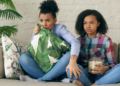 Duas mulheres assistindo séries na televisão com pipoca